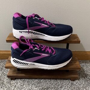 Brooks Women's 9 Ariel 20 Athletic Shoes in Navy and Pink